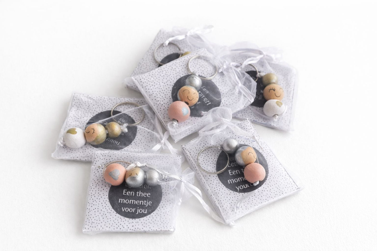 Gelukspoppetje met theezakje een thee momentje voor jou