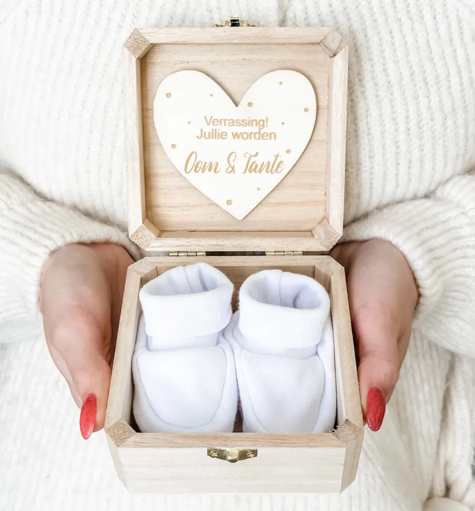 Aankondigingskistje met slofjes Oom & Tante