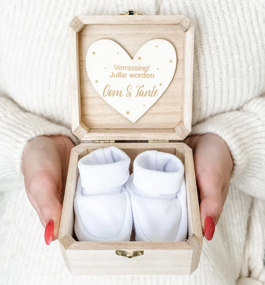 Aankondigingskistje met slofjes Oom & Tante