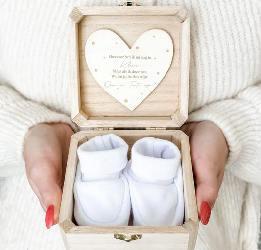 Aankondigingskistje met slofjes Oom & Tante
