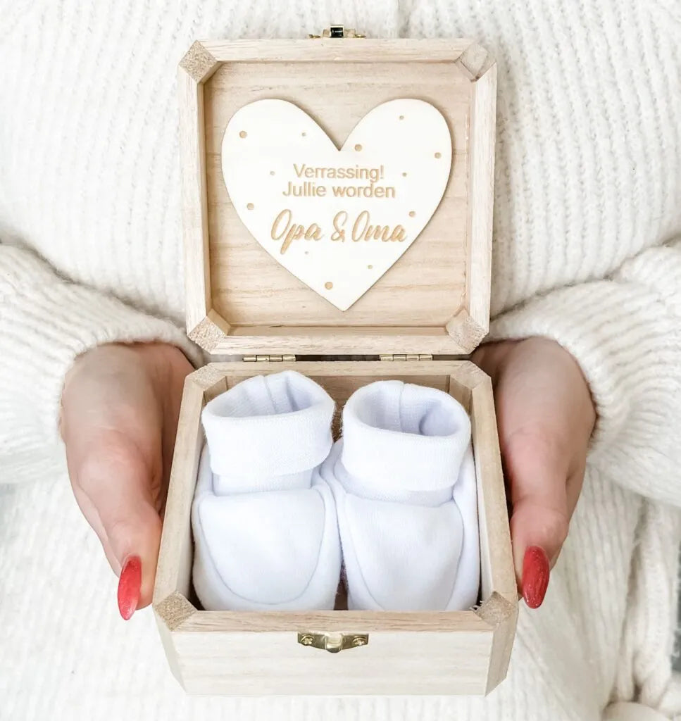 Aankondigingskistje met slofjes Opa & Oma