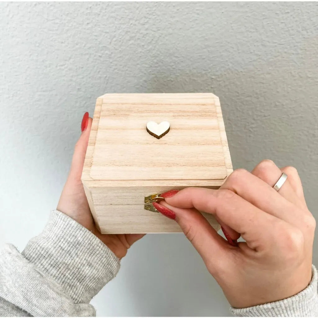 Aankondigingskistje met slofjes Opa & Oma