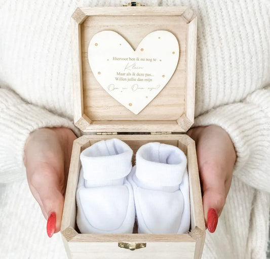 Aankondigingskistje met slofjes Opa & Oma